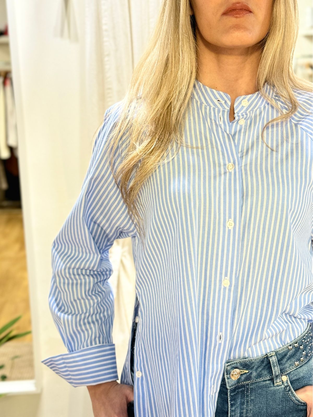 Camicia a righe con bottoni e spacchi