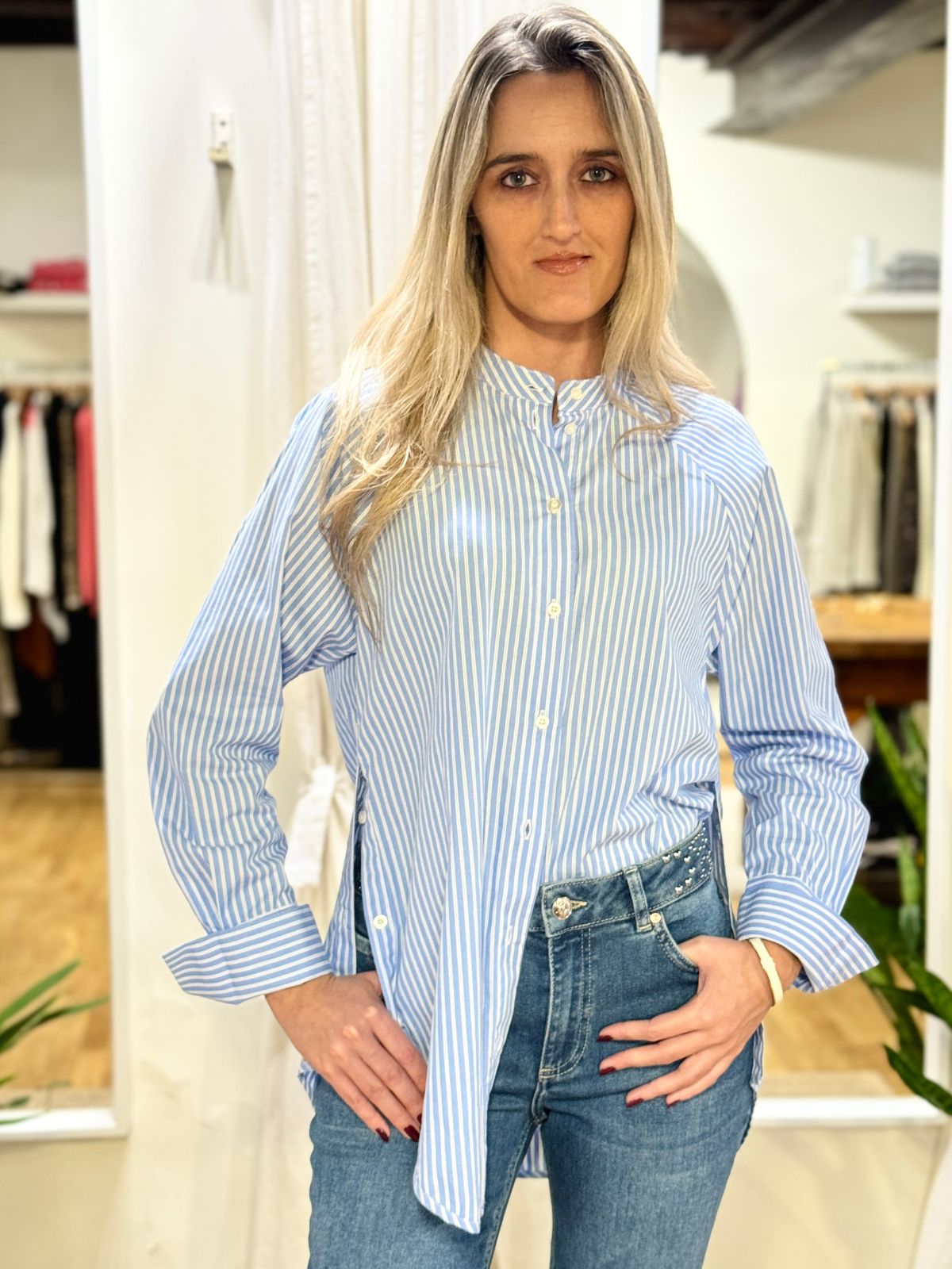 Camicia a righe con bottoni e spacchi