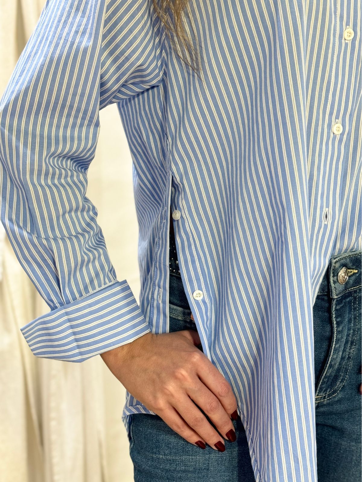 Camicia a righe con bottoni e spacchi