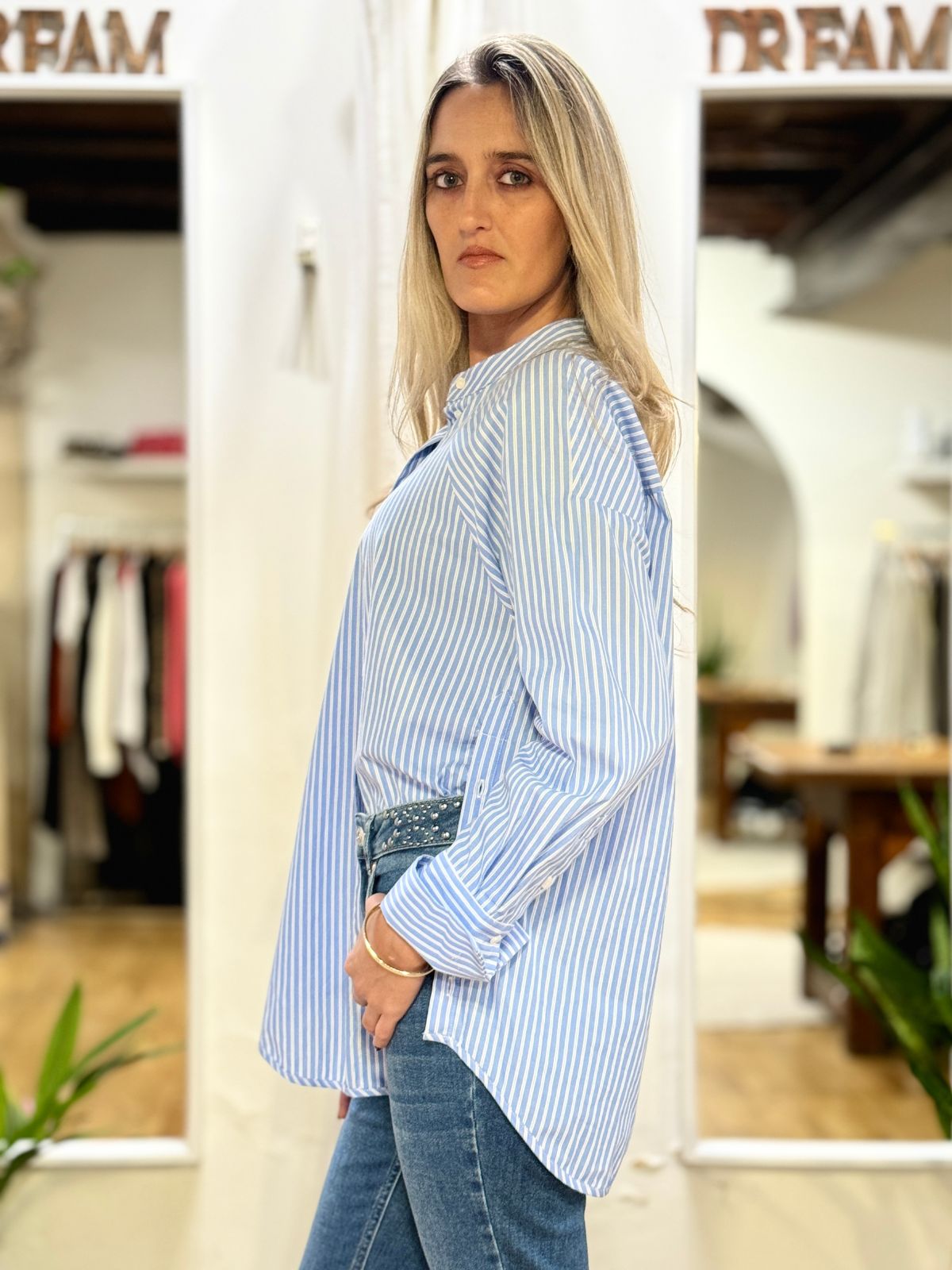 Camicia a righe con bottoni e spacchi